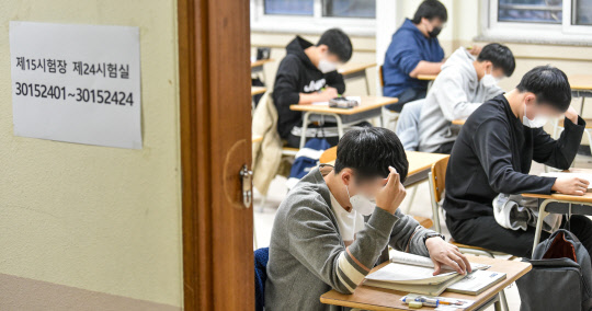 마지막까지 최선을      (수원=연합뉴스) 2022학년도 대학수학능력시험일인 18일 오전 경기도 수원시 태장고등학교에 마련된 시험장에서 수험생들이 시험 준비를 하고 있다. 2021.11.18 [경기사진공동취재단]      xanadu@yna.co.kr  (끝)